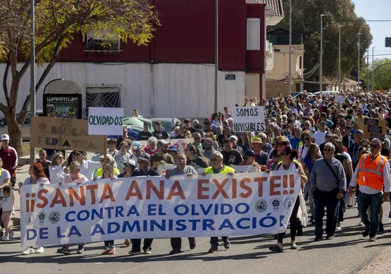 Vecinos de Santa Ana, con pancartas, durante la protesta.