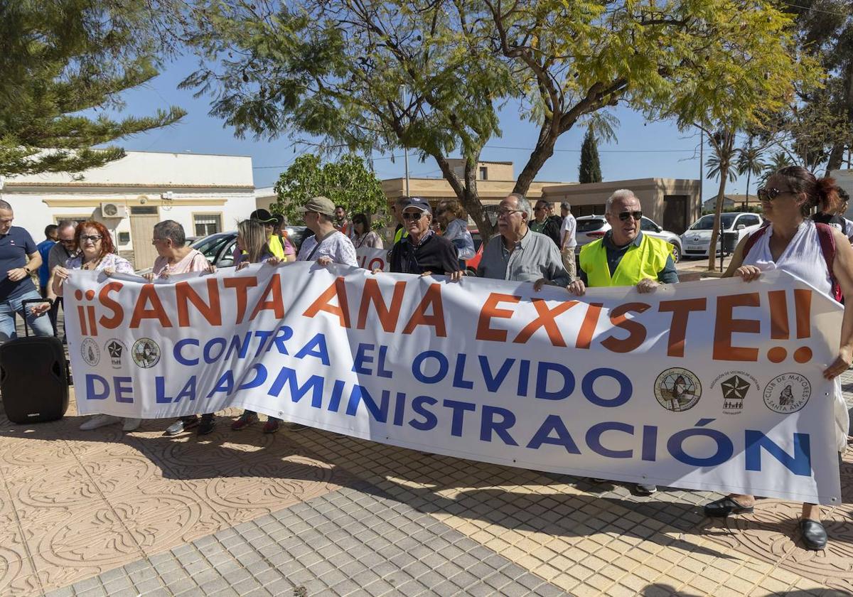 Los vecinos de Santa Ana exigen en la calle más servicios e infraestructuras