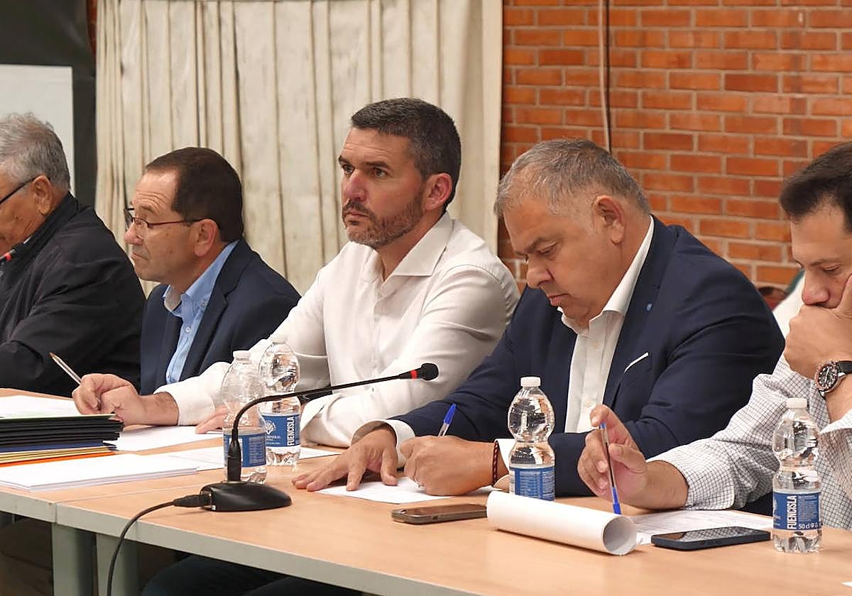Antonio Luengo, en el centro, en la Asamblea de la Comunidad de Regantes de Librilla celebrada este domingo.