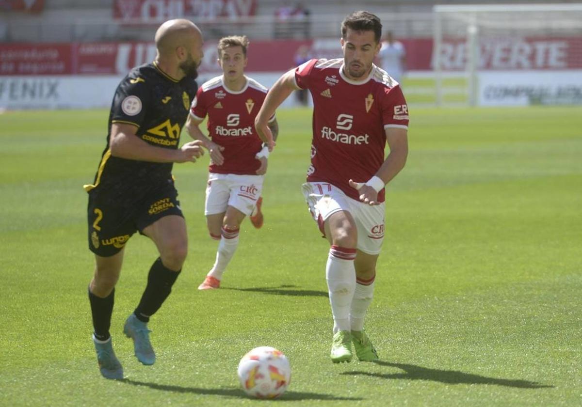 Dani Vega presiona a Laure, lateral derecho del Atlético Baleares.