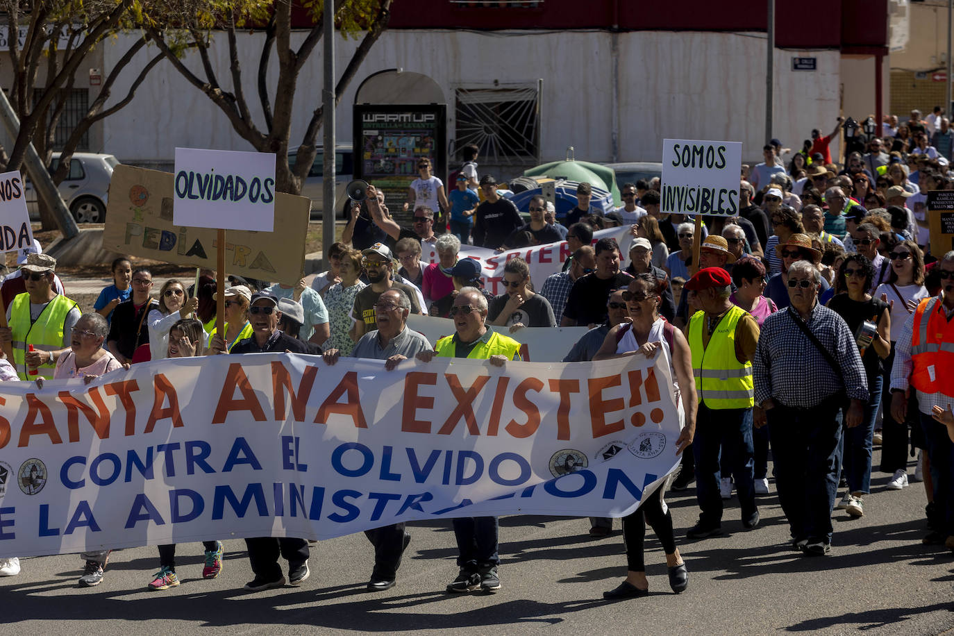 Los vecinos de Santa Ana exigen en la calle más servicios e infraestructuras