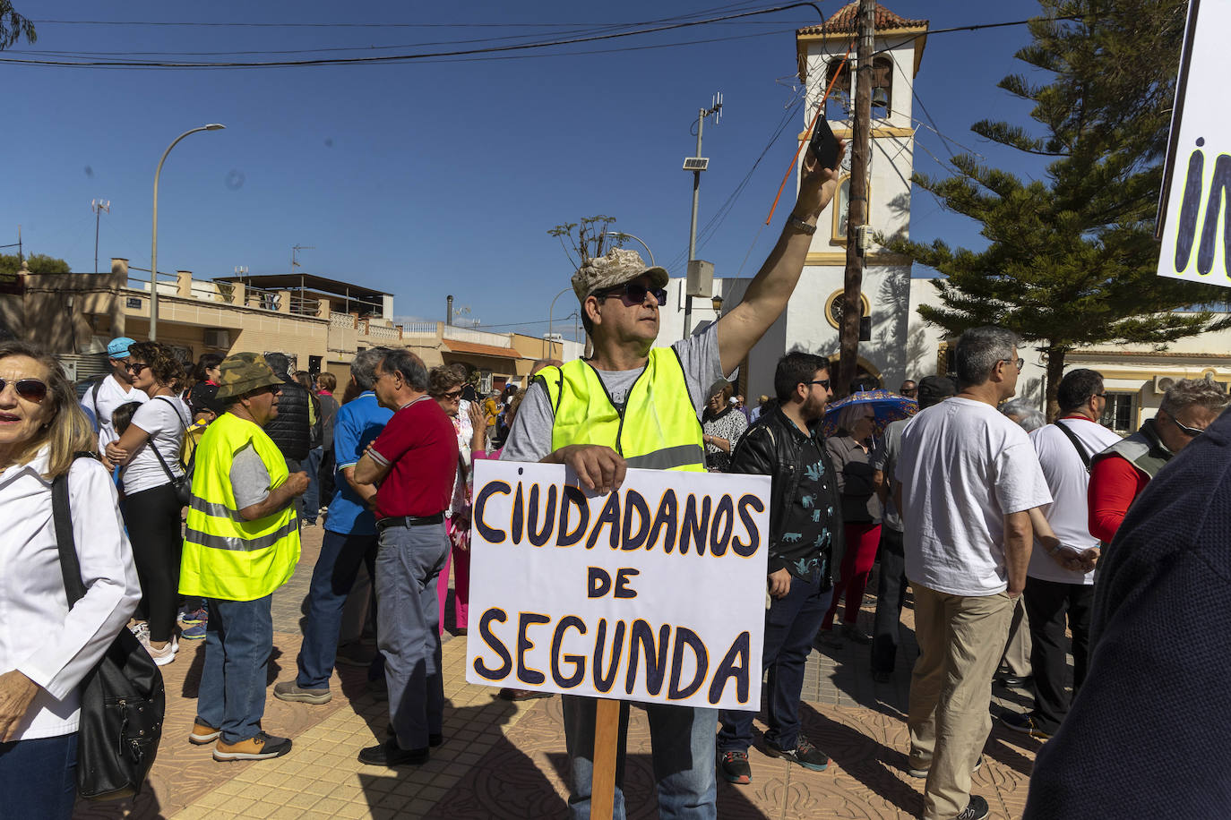 Los vecinos de Santa Ana exigen en la calle más servicios e infraestructuras