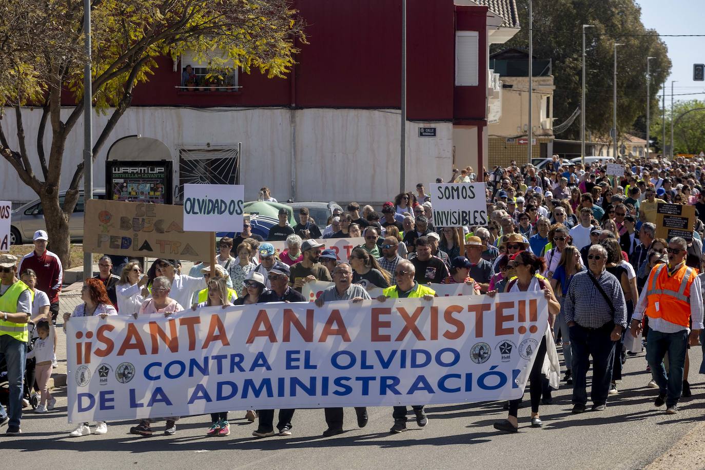 Los vecinos de Santa Ana exigen en la calle más servicios e infraestructuras