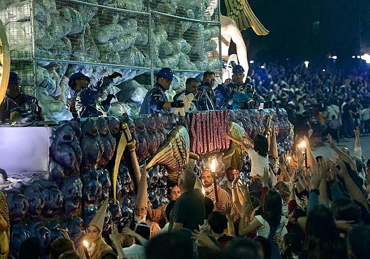 Sardineros reparten juguetes desde una carroza, este sábado, durante el desfile del Entierro de la Sardina.