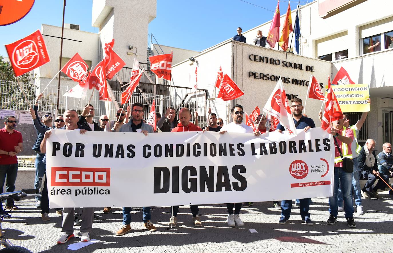 Los agentes de la Policía Local en la calle Juan Carlos I, en la puerta del Hogar de la Tercera Edad.