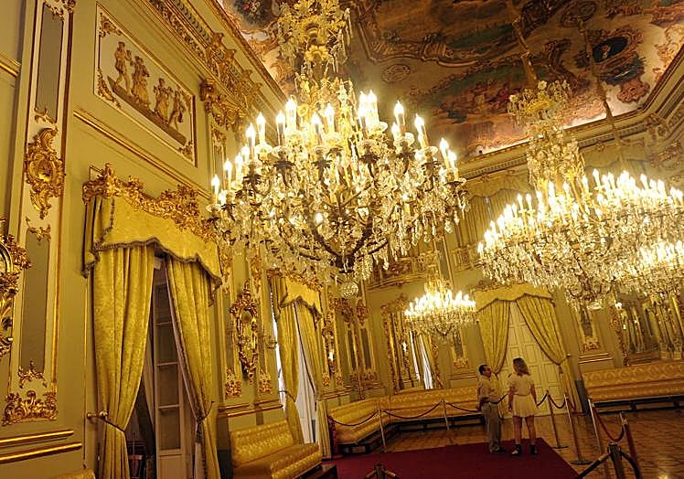 Imagen de archivo de uno de los salones del Real Casino de Murcia.