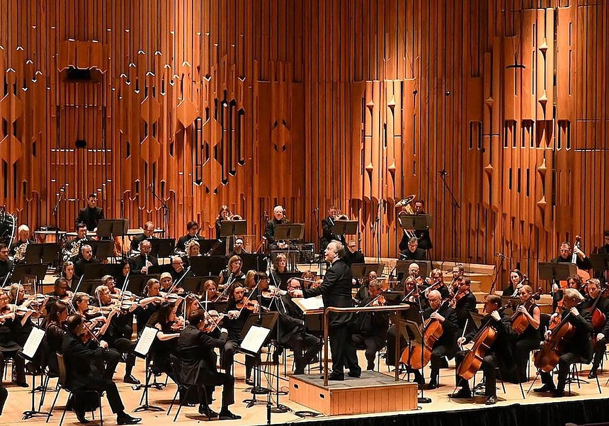 El director Sakari Oramo al frente de la orquesta de la BBC.