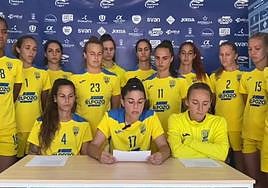 Una quincena de jugadoras del Alhama ElPozo graban un vídeo defendiendo a su entrenador, Randri Garcia.