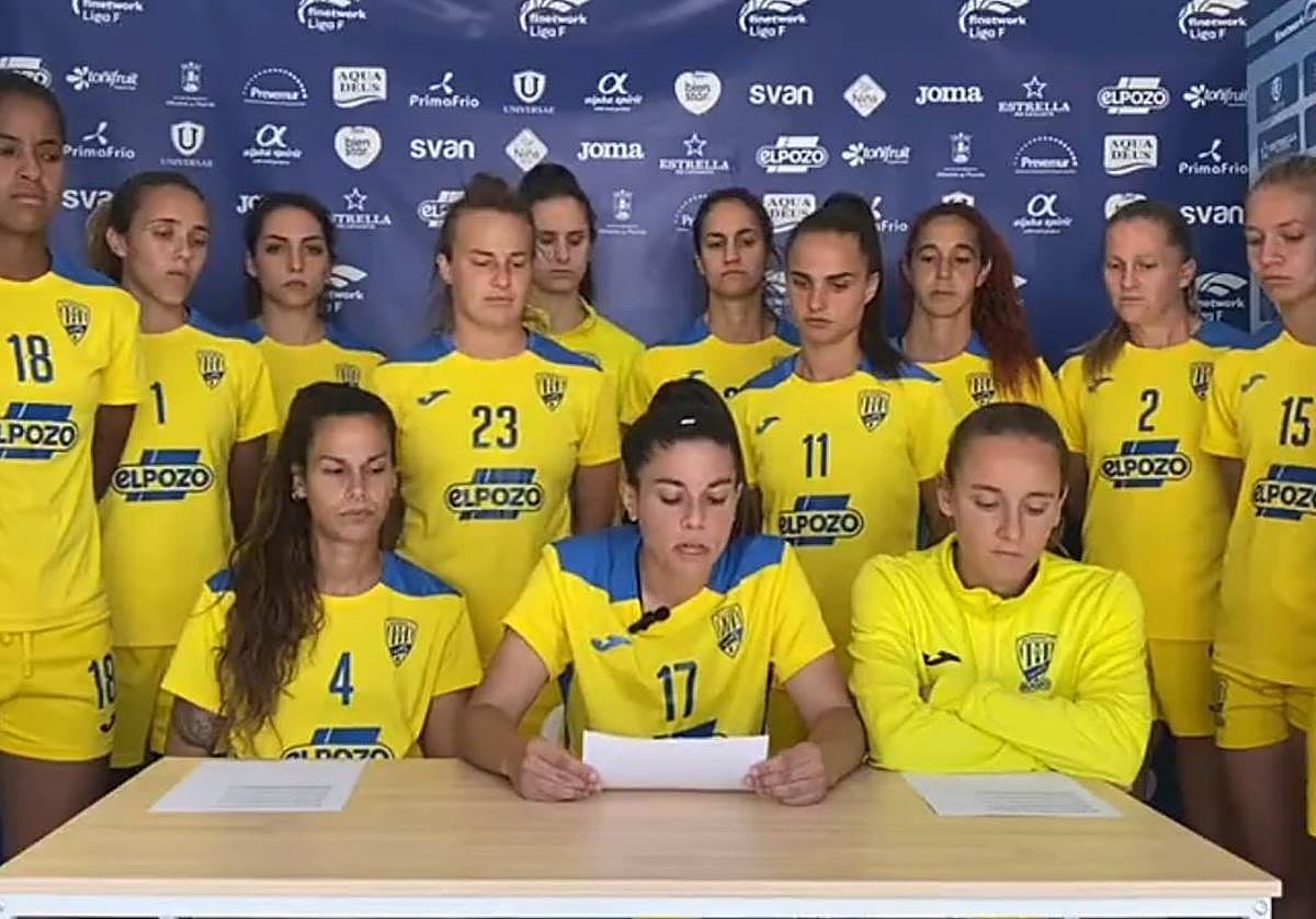 Una quincena de jugadoras del Alhama ElPozo graban un vídeo defendiendo a su entrenador, Randri Garcia.