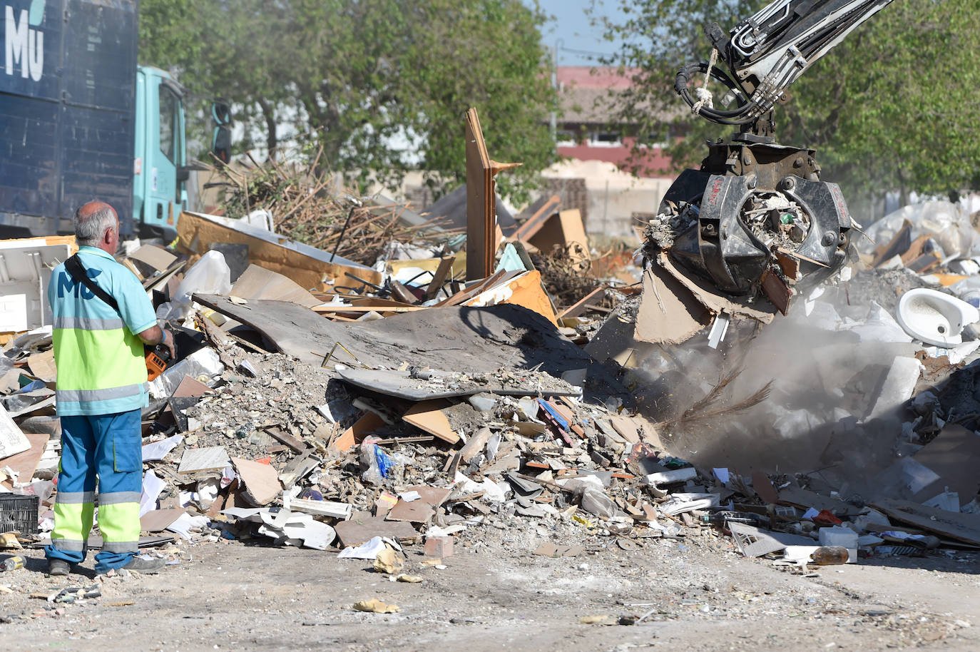 Retirada de basura en el vertedero ilegal de La Azacaya de Murcia