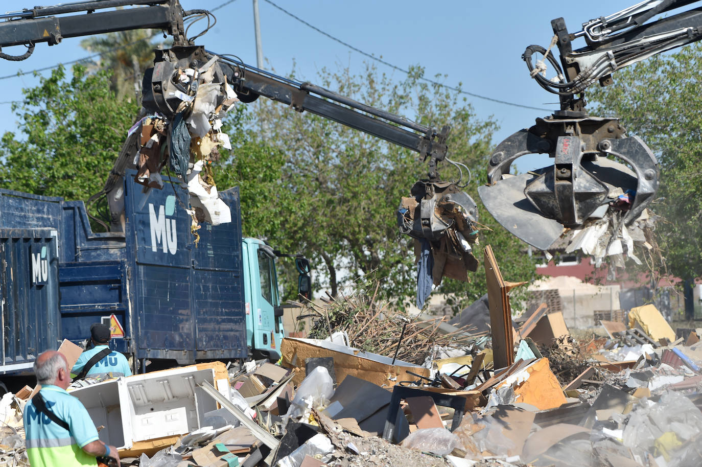 Retirada de basura en el vertedero ilegal de La Azacaya de Murcia