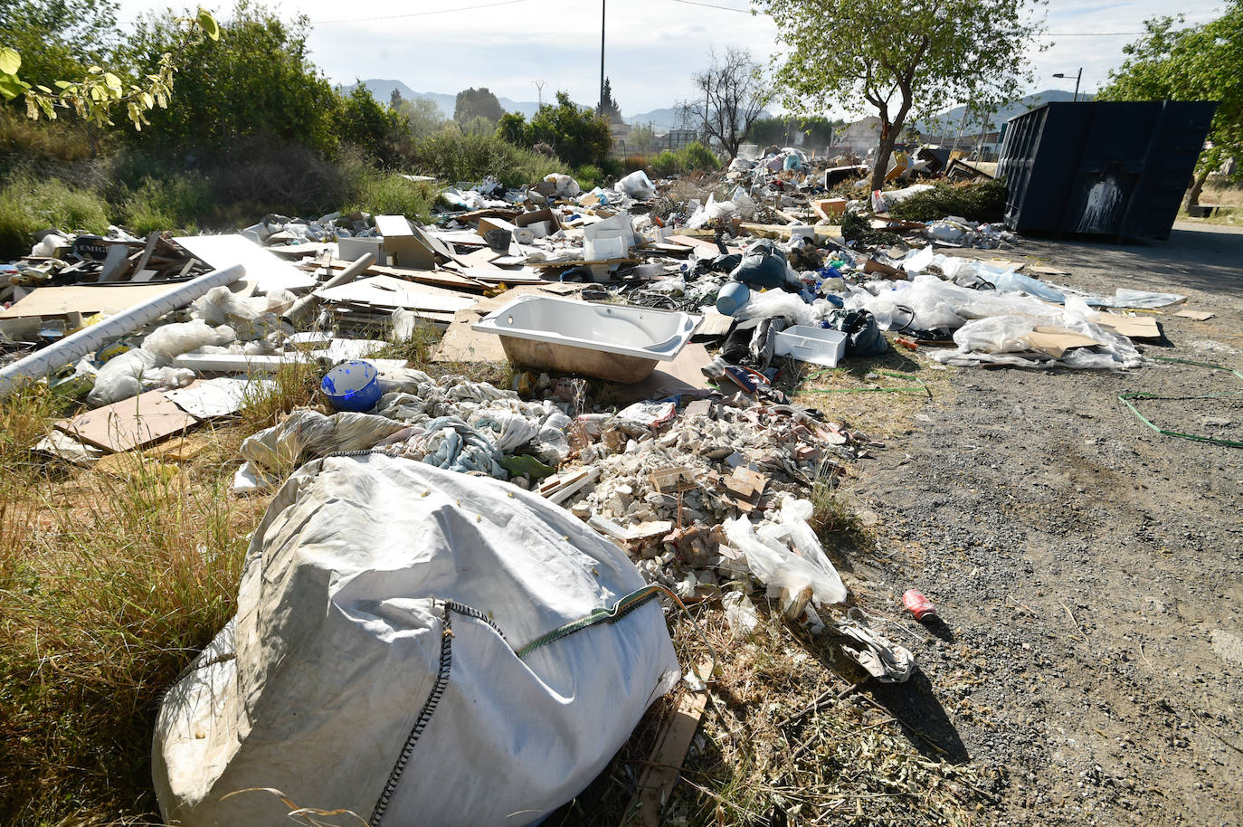 Retirada de basura en el vertedero ilegal de La Azacaya de Murcia