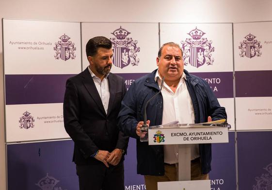 El vicealcalde, José Aix, y el concejal Ángel Noguera, este jueves, durante su comparecencia en el Ayuntamiento de Orihuela.