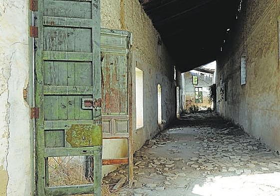 Estado del interior de uno de los pabellones de Las Posadas o Casa de Postas de Librilla.