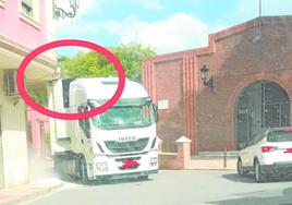 Un camión roza en la esquina del edificio al circular por la calle Mayor de la pedanía de El Esparragal.