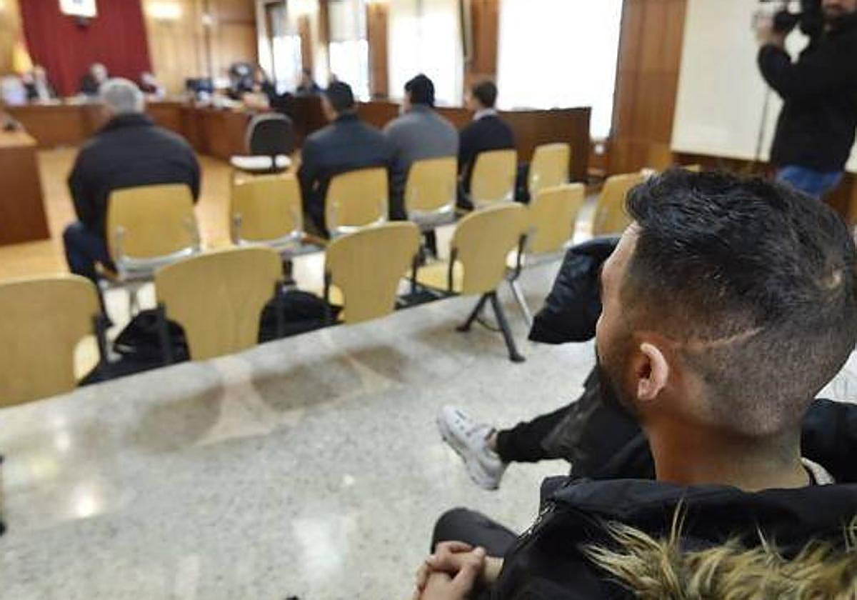 Andrés Martínez, el joven que sufrió la agresión, con una de las cicatrices que le dejó el golpe, en una vista que fue aplazada el pasado febrero.