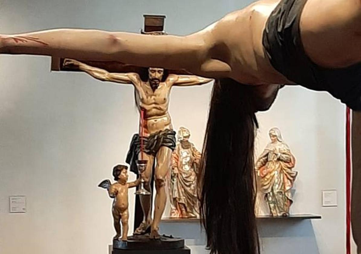 El Cristo de la Sangre de Nicolás de Bussy, frente a 'La Fuente', creación reciente del escultor Santiago Idáñez.
