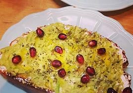 La tostada con aguacate y granada que se puede degustar en la cafetería Buencafé.