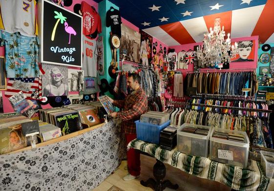 Imagen de la tienda Flamingo Vintage Kilo con su gerente, Darío Santoyo.