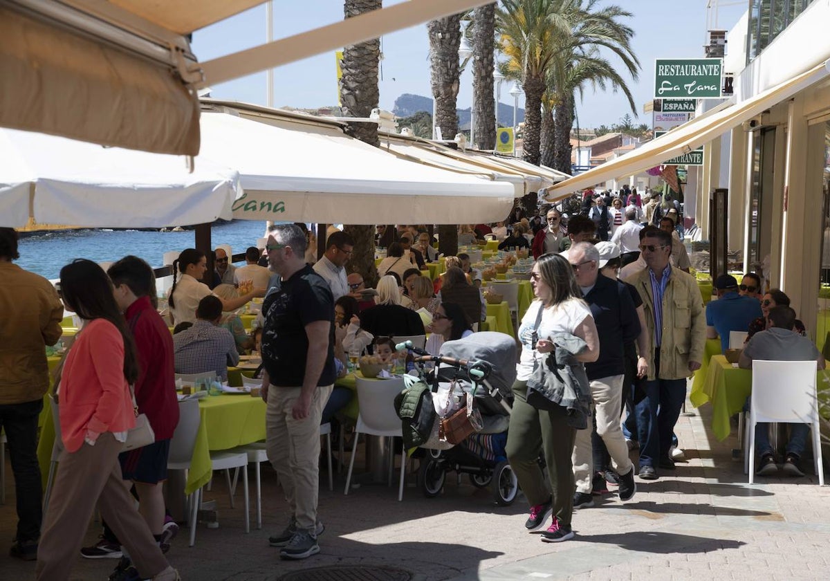 Terrazas de Cabo de Palos atestadas de clientes, esta Semana Santa.