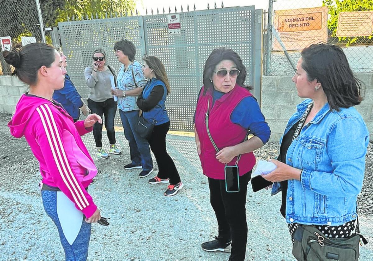 Las protectoras de cieza acentúan sus quejas por no poder acceder a la perrera | la verdad