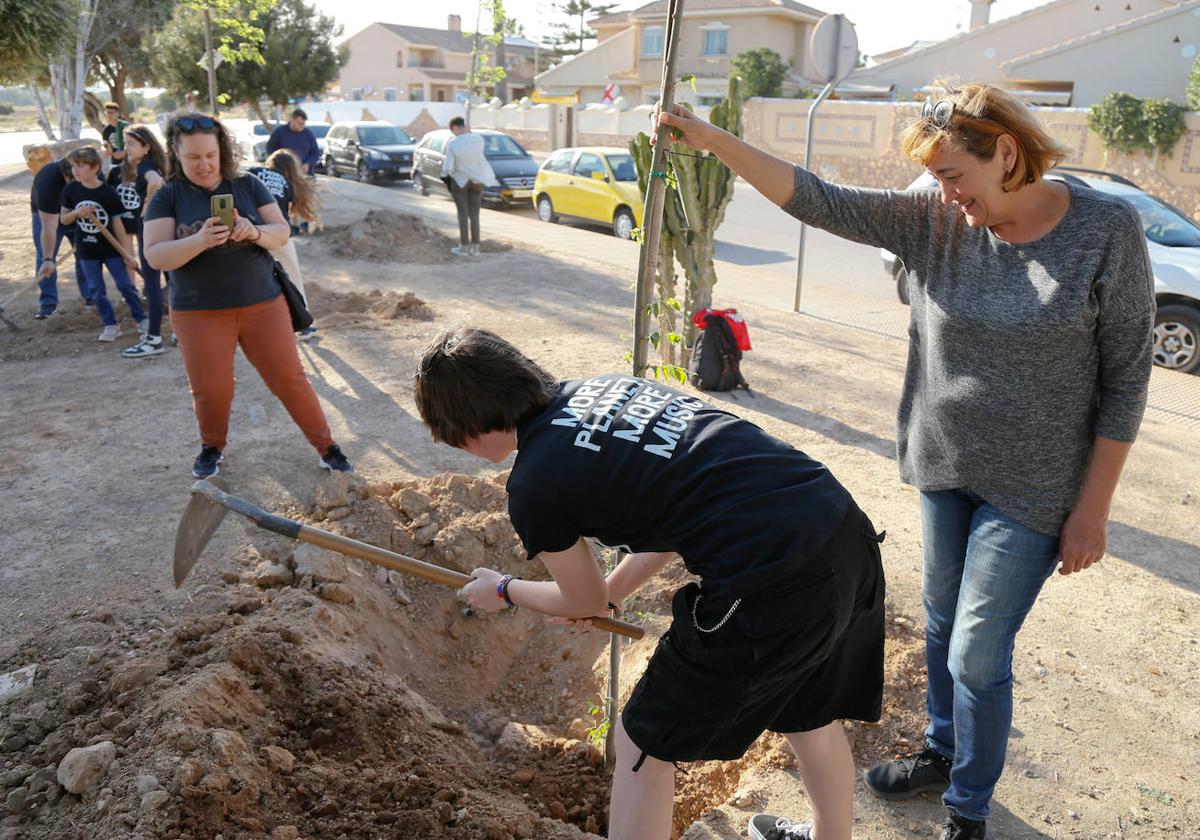 Un chico participa en la plantación.