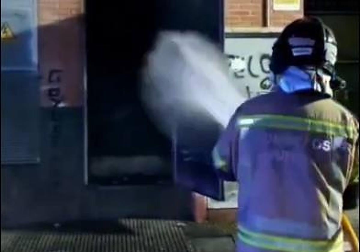 Bomberos apagan el incendio en Espinardo.