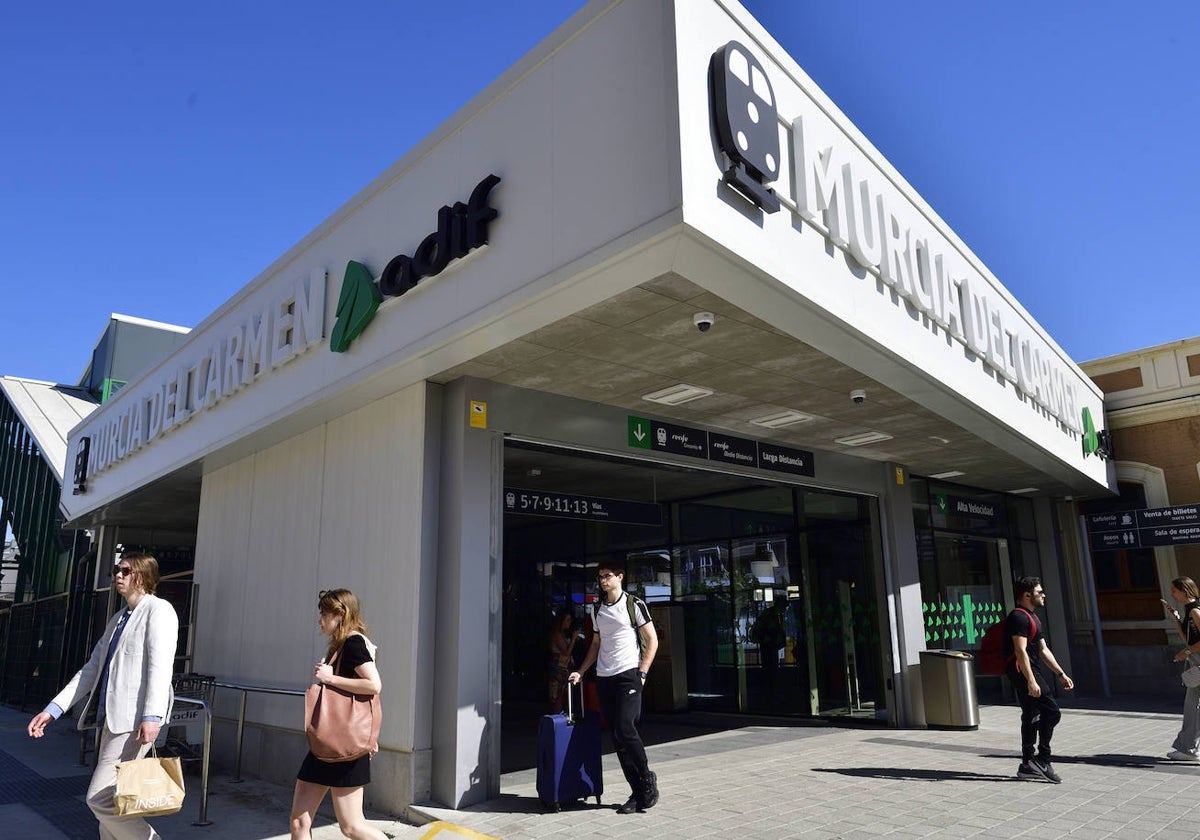 Viajeros en la estación provisional del AVE en Murcia, ayer por la mañana.