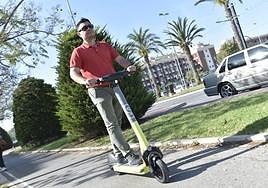 Un hombre utilizando uno de los patinetes eléctricos disponibles en Murcia desde este viernes.