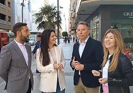 Gil junto a miembros de su candidatura.