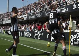 De Blasis encima de Poveda celebran el primer gol del Cartagena.