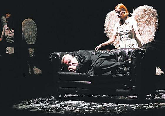 Imagen de una representación de 'El proceso', que protagoniza Carlos Hipólito.