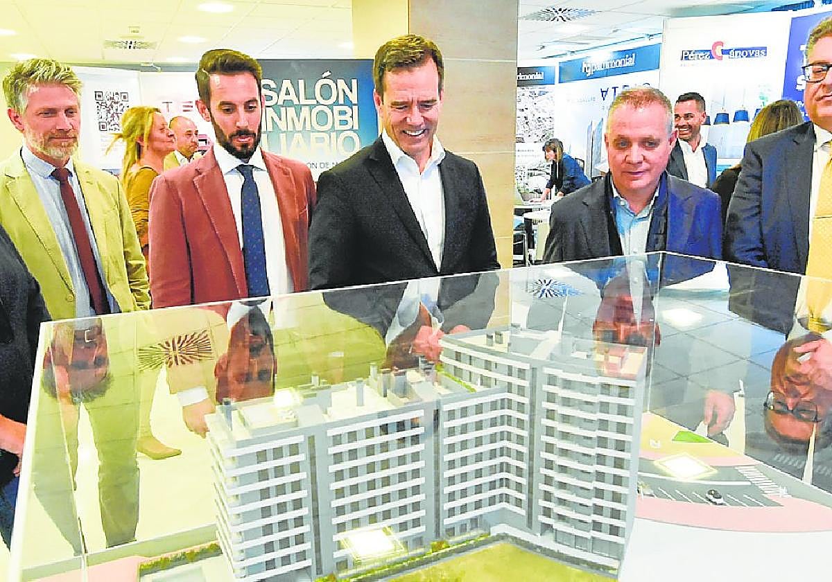Los diputados regionales del PP María Lardín y Víctor Martínez; el director general de Vivienda, José Francisco Lajara; el director de Negocio de LA VERDAD, Carlos López; el presidente de Apirm, José Ramón Blázquez; y el concejal de Urbanismo del Ayuntamiento de Murcia, Andrés Guerrero, observan la maqueta de una promoción, ayer, en el Salón Inmobiliario de la Región de Murcia.