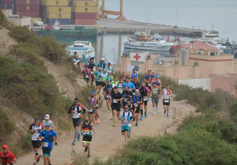 Un grupo de corredores, en la subida hacia el castillo de los Moros.