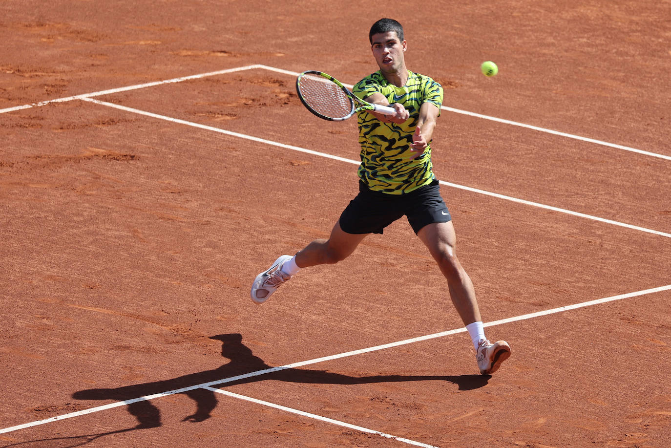 Alcaraz barre a Tsitsipas y revalida el Conde de Godó