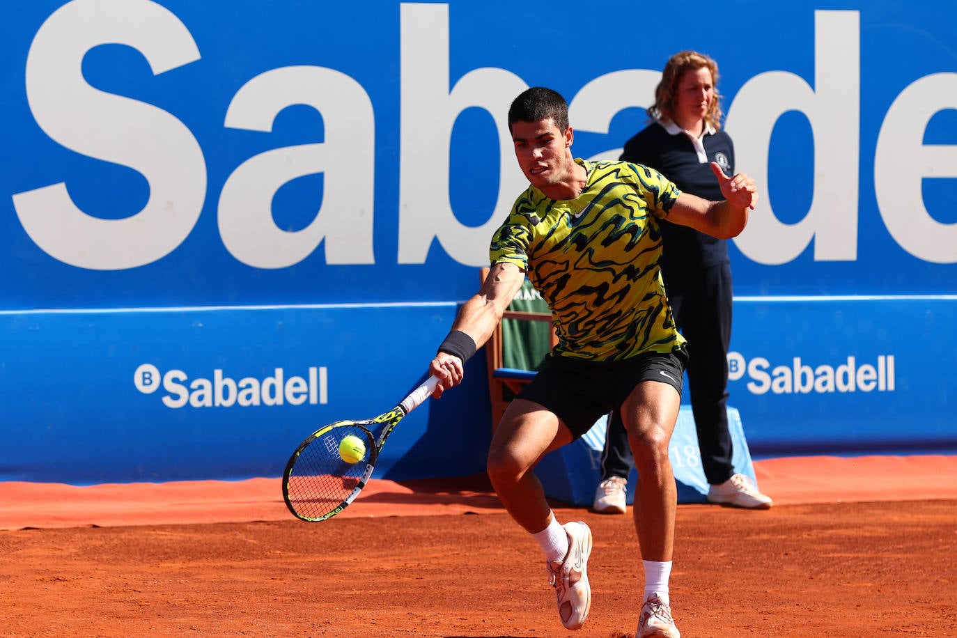 Alcaraz barre a Tsitsipas y revalida el Conde de Godó