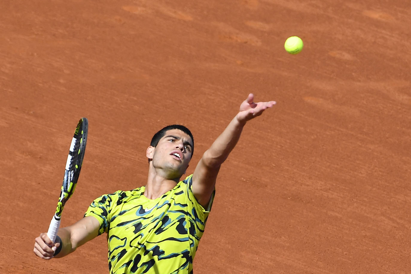 Alcaraz barre a Tsitsipas y revalida el Conde de Godó