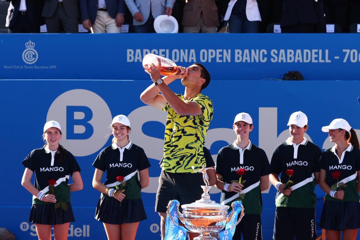 Alcaraz barre a Tsitsipas y revalida el Conde de Godó