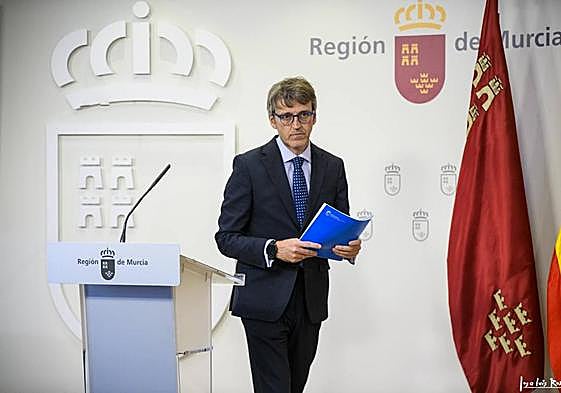 El consejero de Hacienda, en una rueda de prensa en San Esteban.