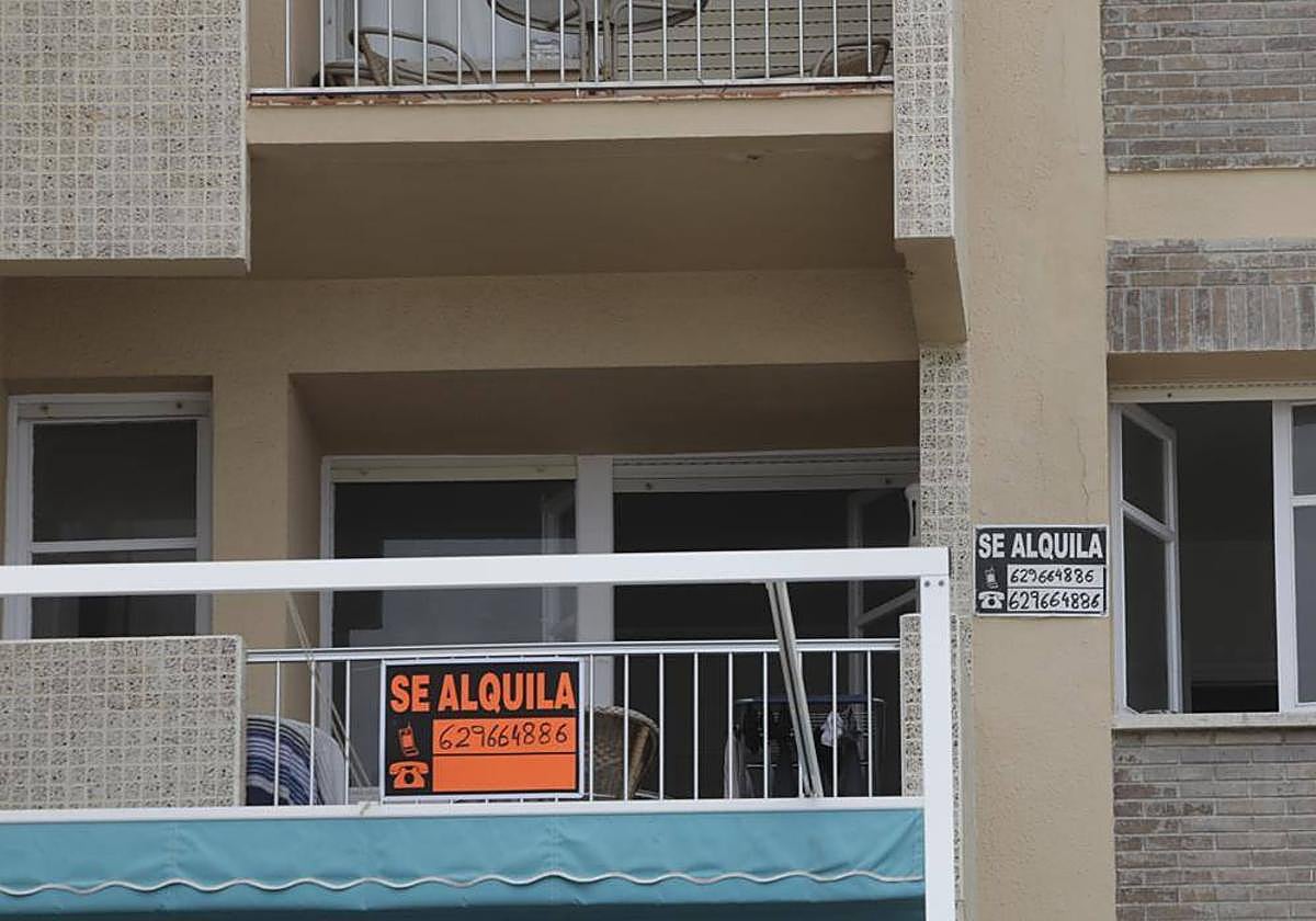 Una vivienda con un cartel de 'se alquila'.