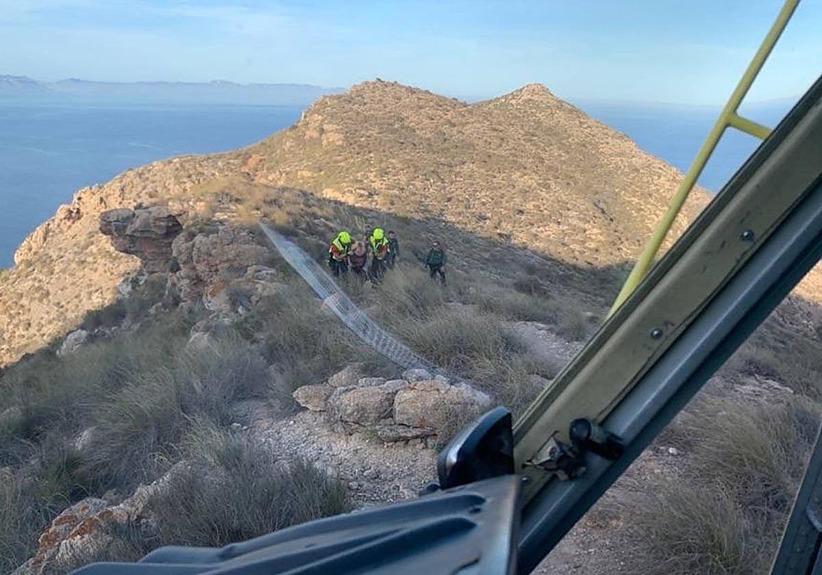 Rescatan a la mujer en helicóptero ante la imposibilidad de caminar.