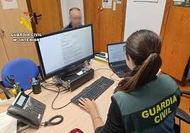 Una de las investigadoras durante la operación.