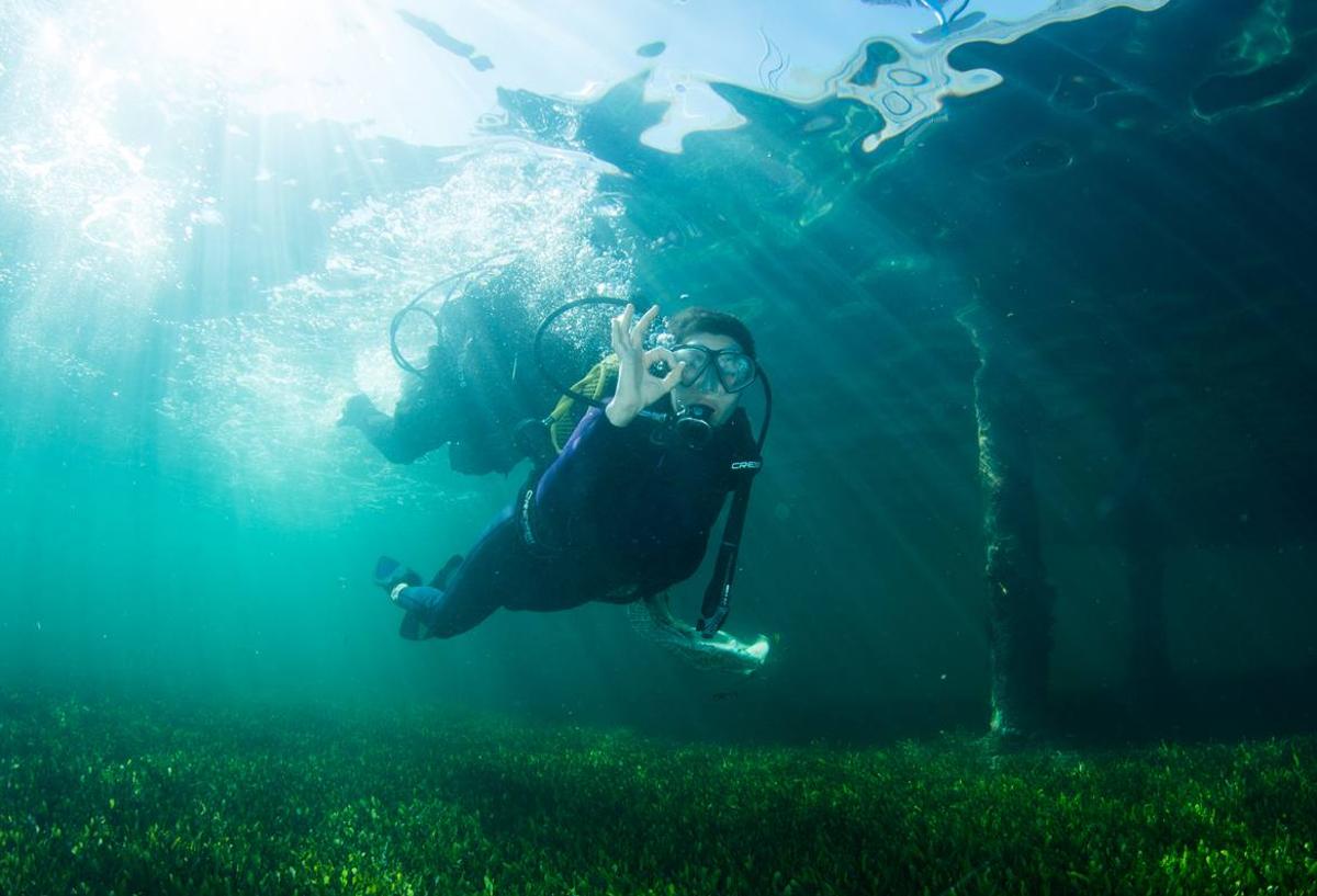 Bautismo de buceo en el Club Náutico de Santiago de La Ribera.