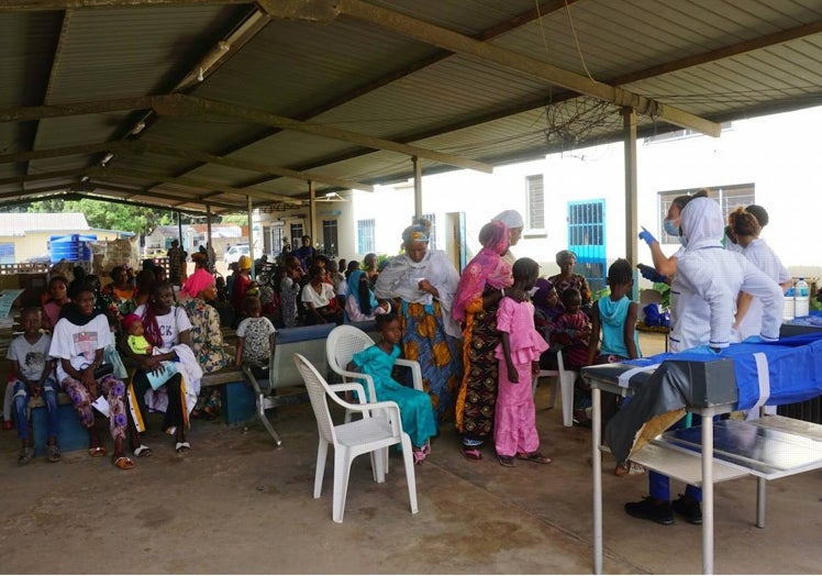 Decena de niños esperan a ser atendidos por los pediatras murcianos en el centro ambulatorio de Faji Kunda, el pasado mes de julio.