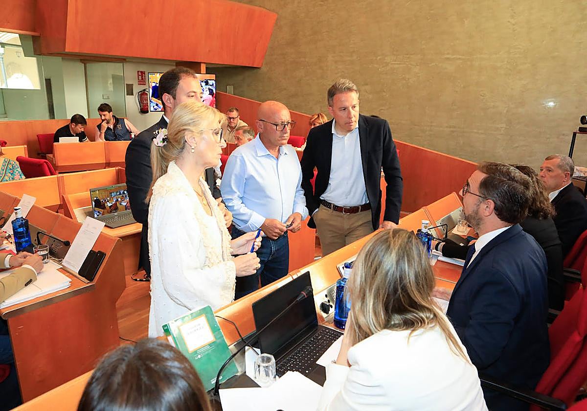 Los portavoces municipales conversan con el alcalde instantes antes del inicio de la sesión plenaria.