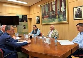 Reunión entre José Ballesta y el concejal Antonio Navarro con representantes de la Junta de Hacendados, encabezados por su presidente Diego Frutos.