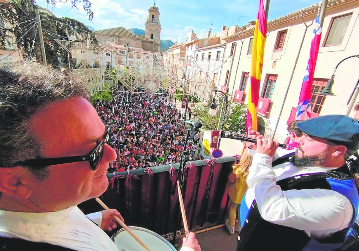 El dulzainero y el tamboril en el balcón del Ayuntamiento.