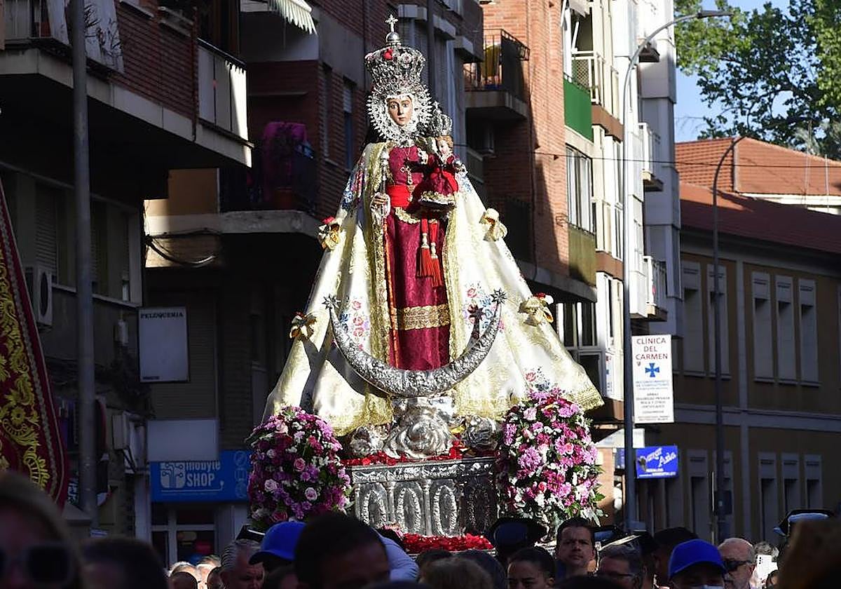 La Virgen de la Fuensanta en la subida al santuario este martes.