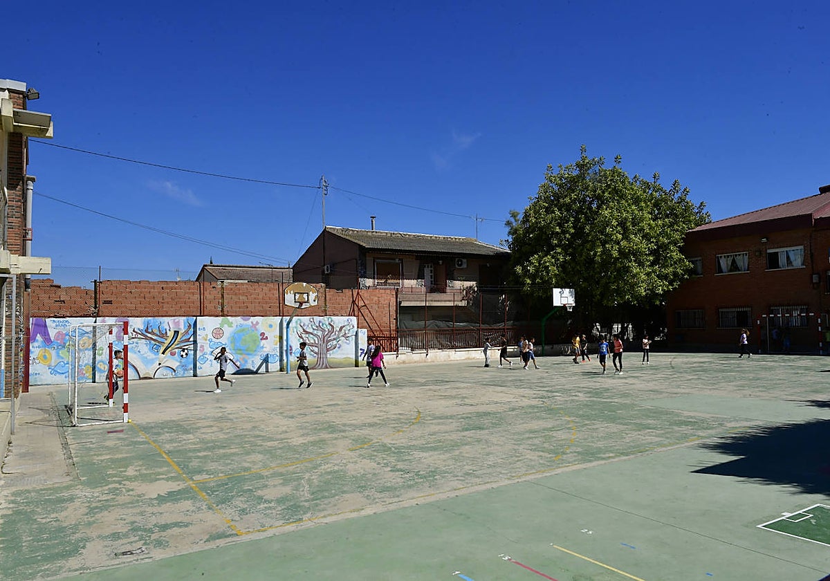 Patio del colegio público Cristo de la expiración, de Santa Cruz (Murcia), casi sin sombra, este miércoles.
