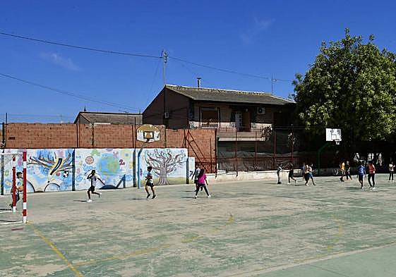 Patio del colegio público Cristo de la expiración, de Santa Cruz (Murcia), casi sin sombra, este miércoles.